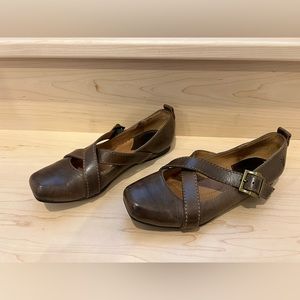 Frye leather Megan cross cross flats with buckle, tan, size 6 1/2